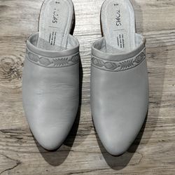 Toms slip on shoes - Size 8