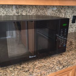 MICROWAVE BARELY USED LIKE NEW 