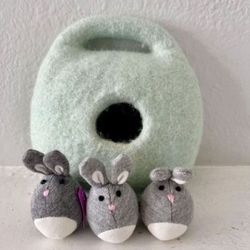 Lovevery Bunnies In A Felt burrow Montessori Toy   In good condition 