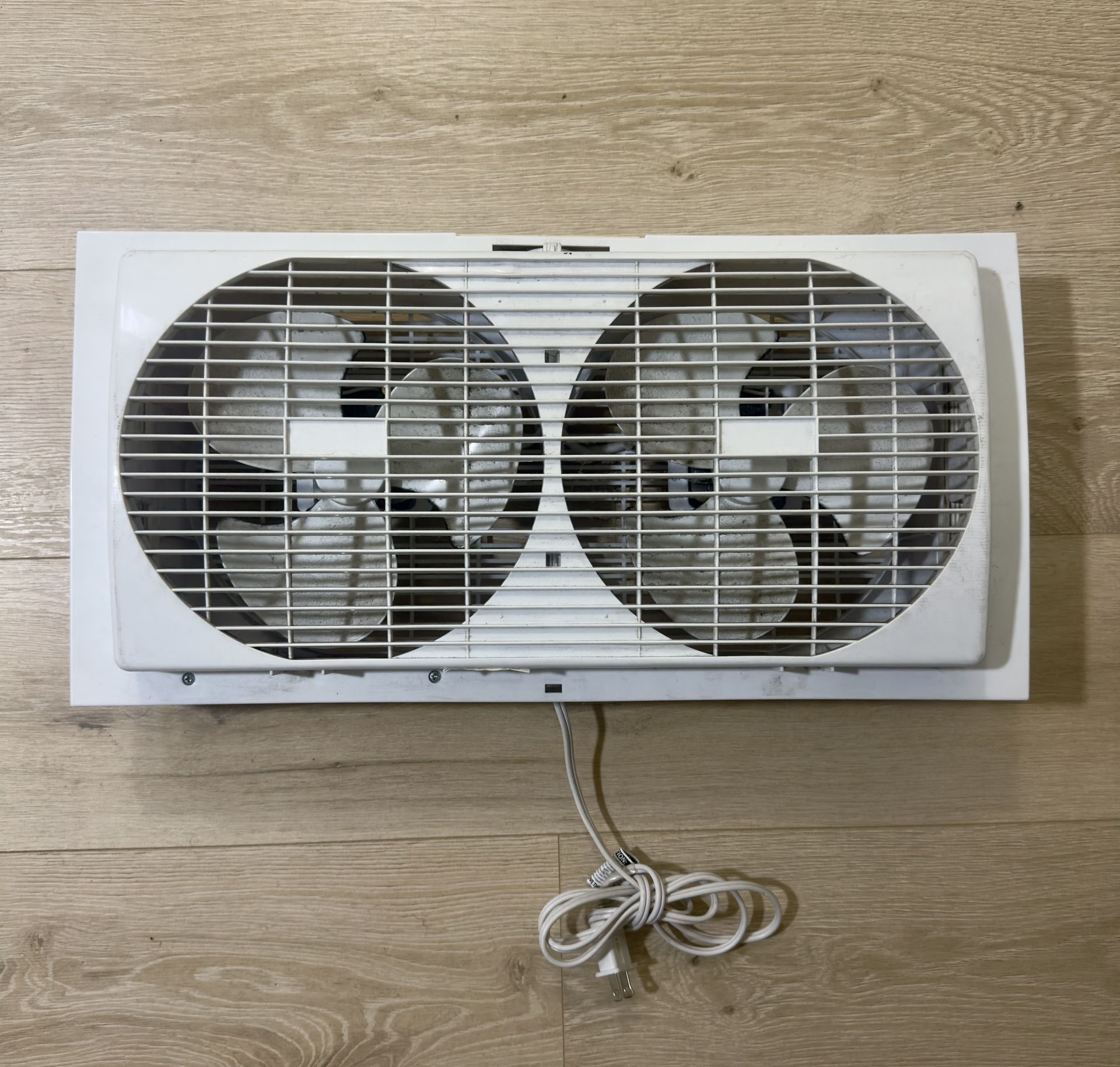 L Window Fan with Dual Blades – Works Great