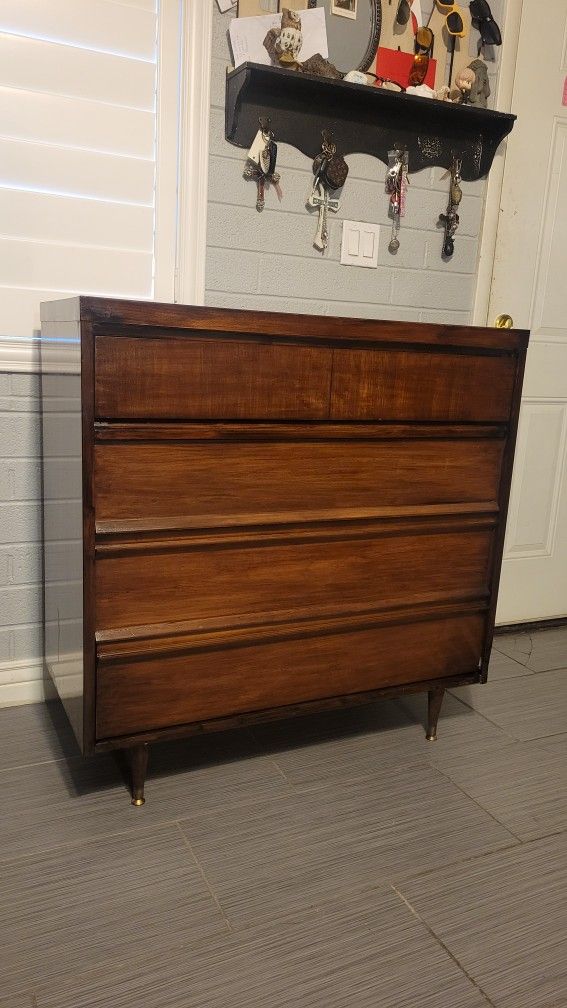 BEAUTIFUL SOLID WOOD 4 DRAWERS DRESSER