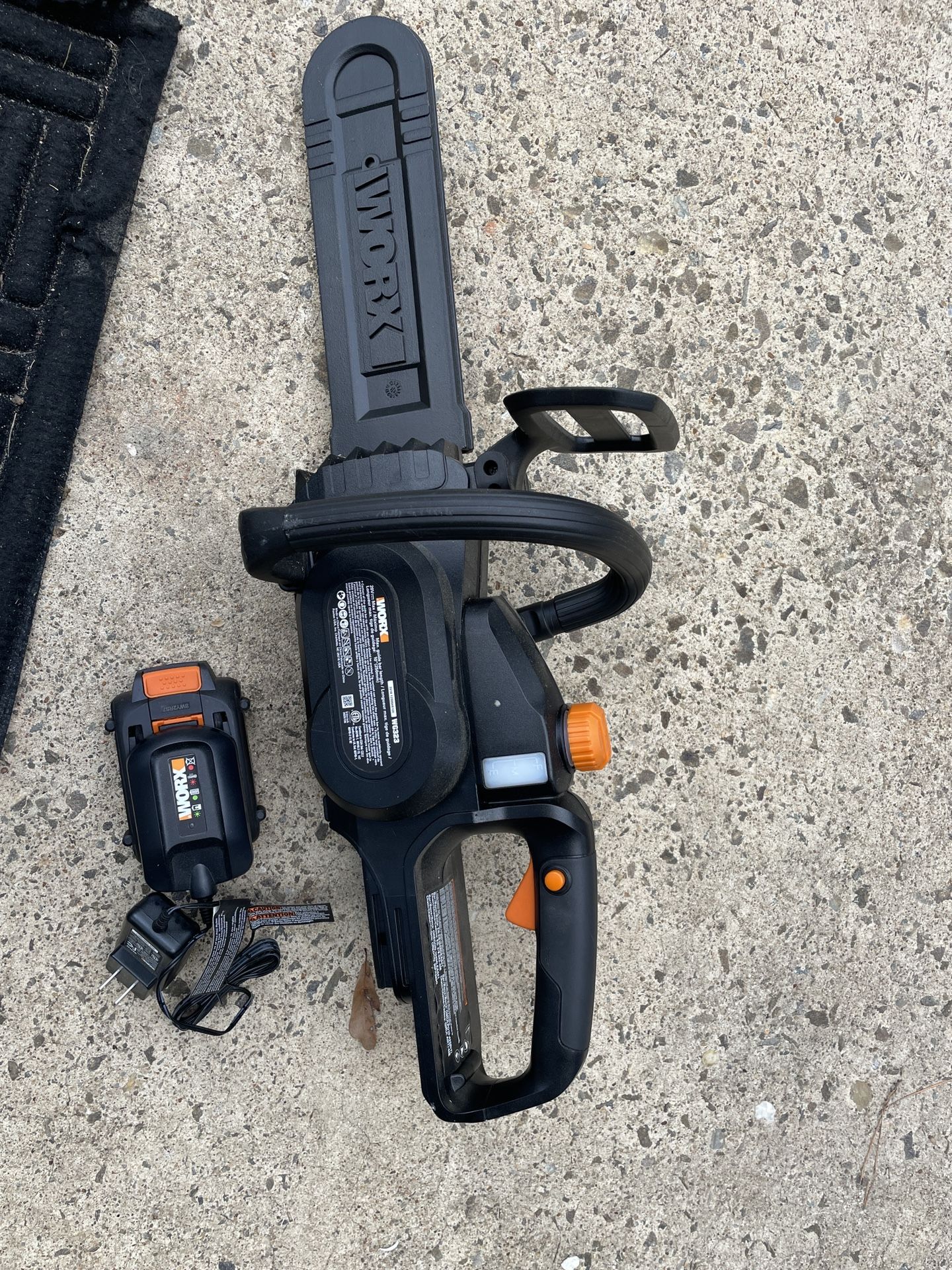 Worx WG323 electric chain saw