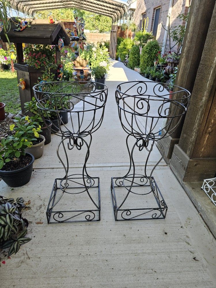 Tall Metal Plant Stands. Clay Pots, Planters $45 Cada Una