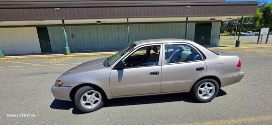 Im selling my toyota corola year 2000  no mechanical problems runs and drives good