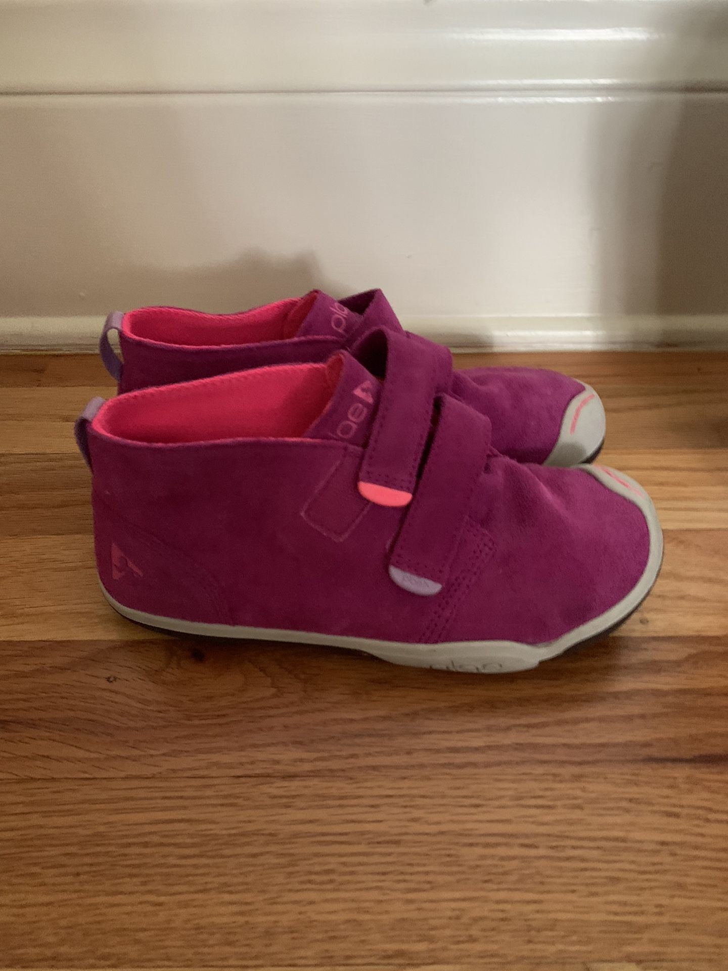Plae shoes size 2.0 girls