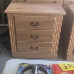 Bedroom Set Queen, No Mattress Headboard, Footboard, 2 Night Stands , Dresser And Mirror.