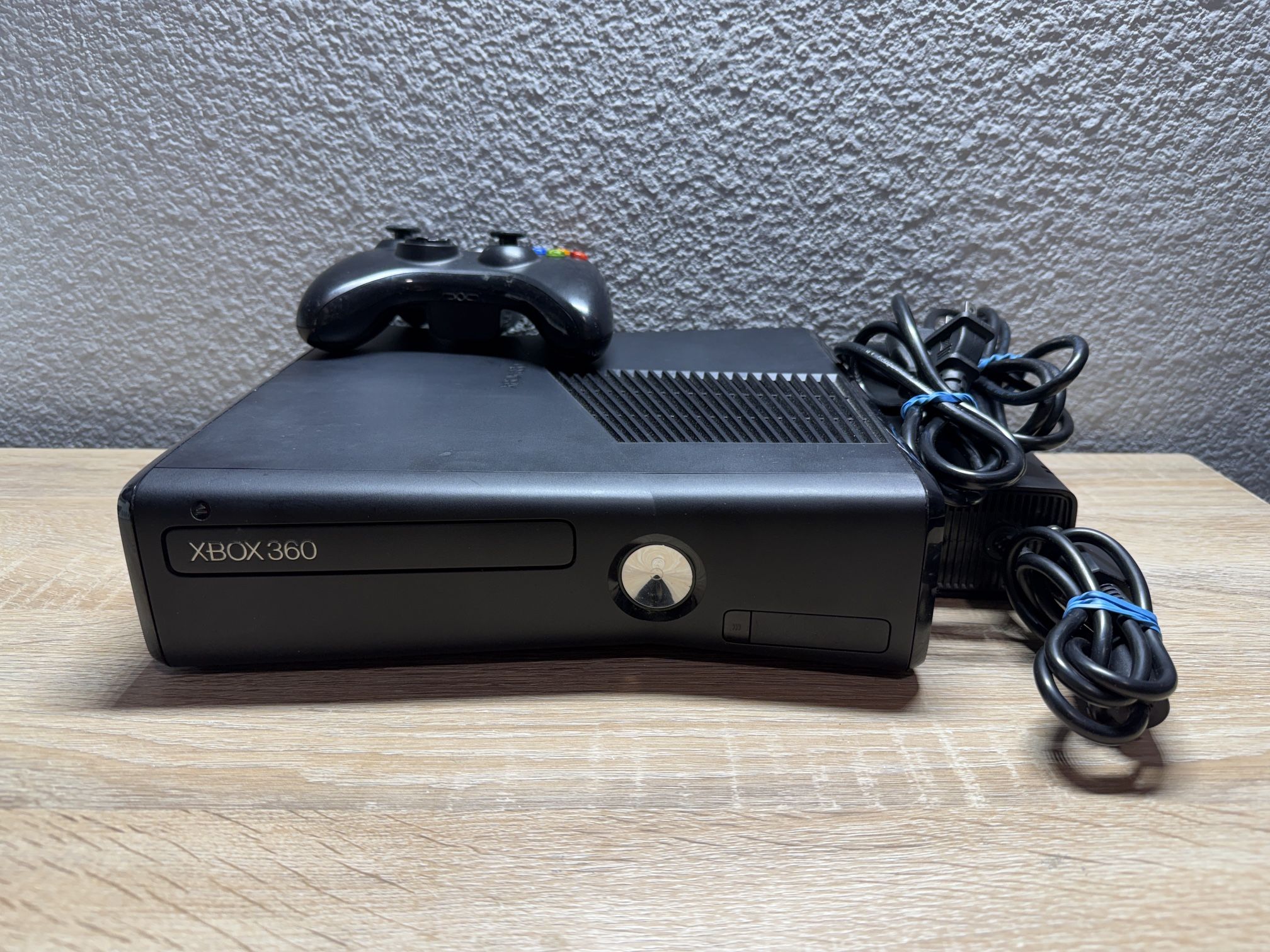 Microsoft Xbox 360 S 250Gig Console w/ Cords/Controller Model 1439 Tested