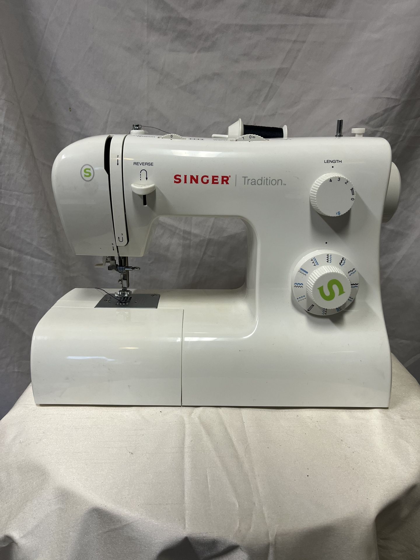 Singer Tradition 2277 Sewing Machine  