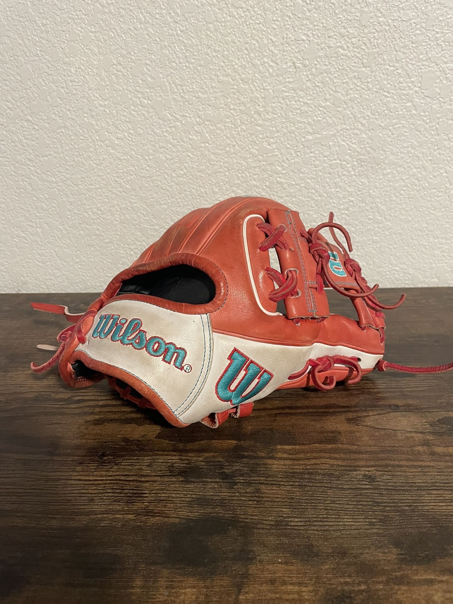 May 2023 Glove Of The Month A2000
