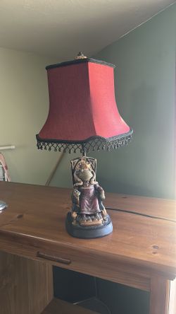 Weird Frog king lamp