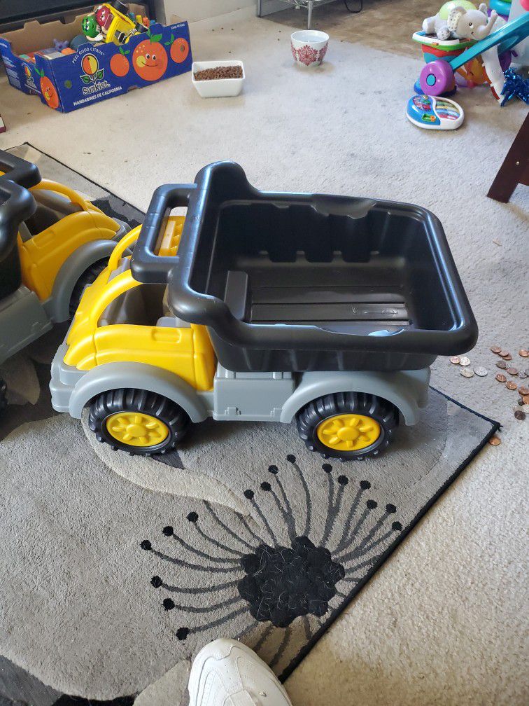 American Plastic Toys Kids’ Yellow Gigantic Dump Truck, Tilting Dump Bed 