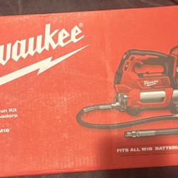 M18 18V Lithium-Ion Cordless Grease Gun 2-Speed with (1) 1.5Ah Batteries, Charger, Tool Bag