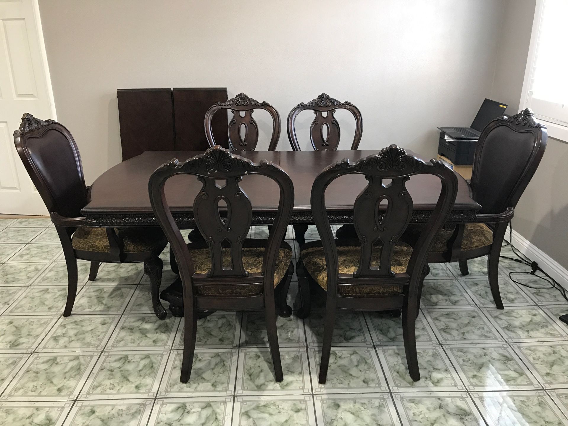 $600 OBO - 8 seat Extendable Dining Set