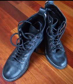 Woman's leather boots size 7