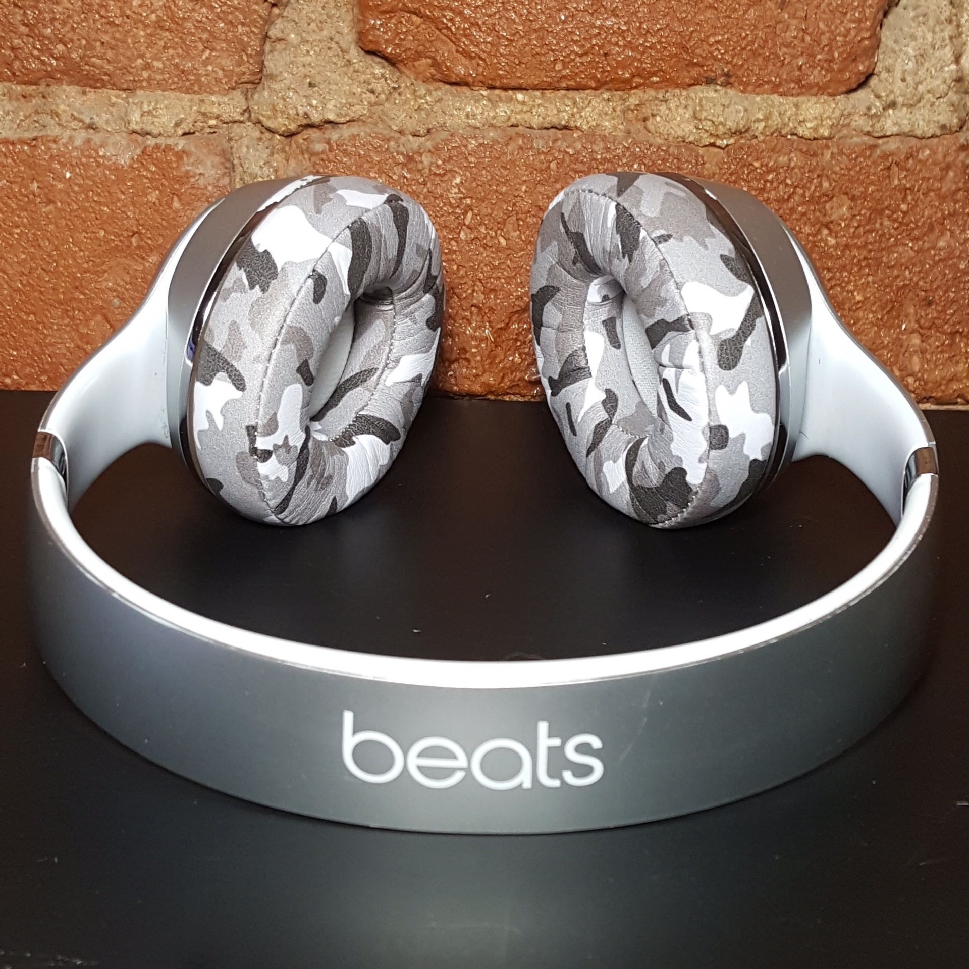 Beats Solo 3 Wireless On-Ear Headphones - Beats by Dr. Dre - Bluetooth Noise Canceling- Silver & Grey Camo - LIKE NEW !!