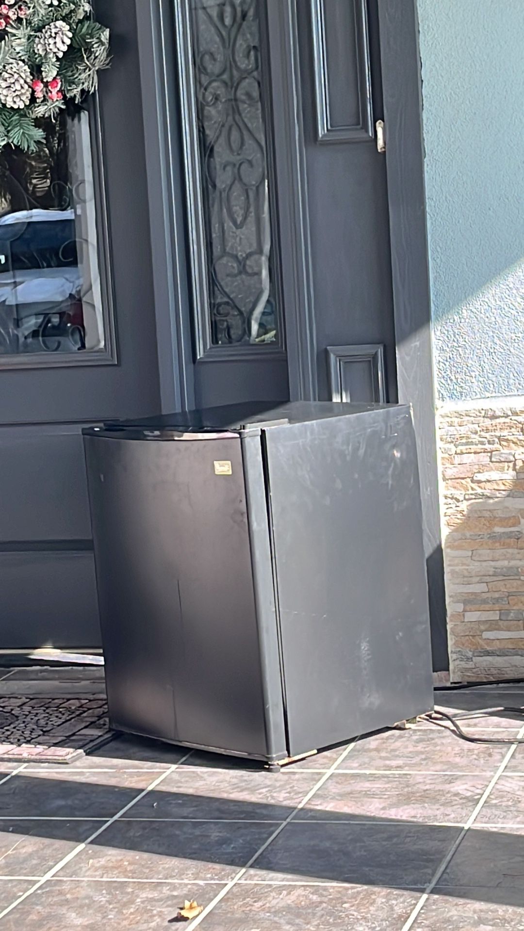 Mini Fridge One Dent Works Good Keeps Drink Cool Casjapp Only