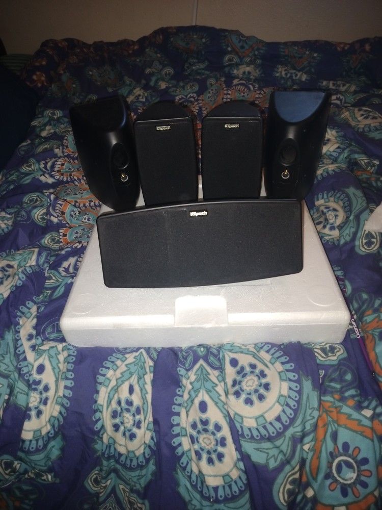 KLIPSH QUINTET 4 - SATELITE SOEAKERS AND 1- CENTER SPEAKER GREAT COND LIKE NEW