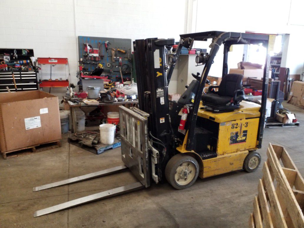 Yale ERC045 4500# capacity 48V forklift, w/ side-shift and push-pull attachment