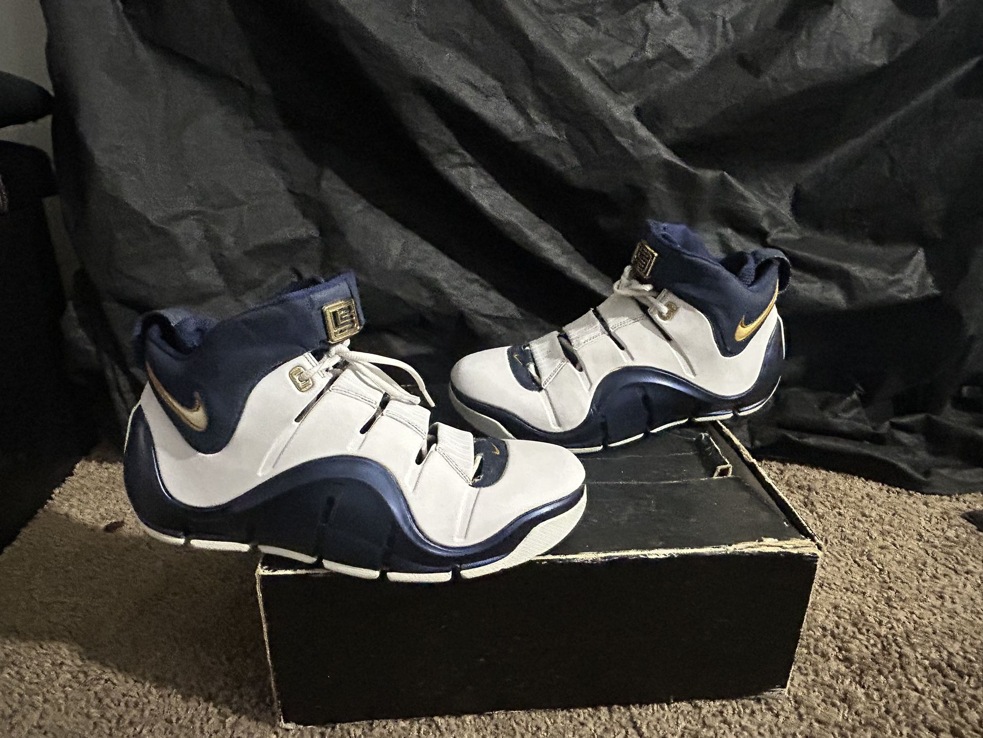 NIKE LEBRON JAMES 4