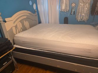 Queen size bed & 5 drawer dresser