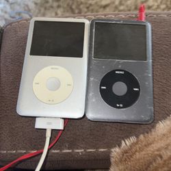 2 iPods 