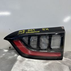 2019-2023 JEEP CHEROKEE RH SIDE LED TRUNK LIGHT INNER TAIL LIGHT OEM 3