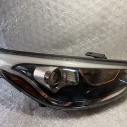 2014-2015-2016-2017 Hyundai Tucson Right Passenger side  Headlight OEM