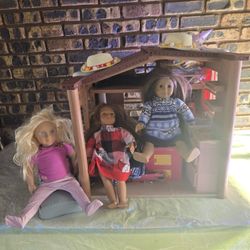 American dollhouse with excessories And 3 Dolls