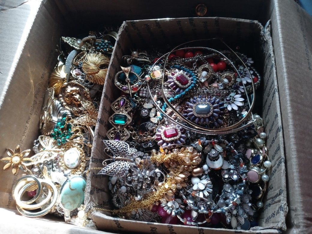 Large Flatrate Box Necklaces Broochs Few Bracelets