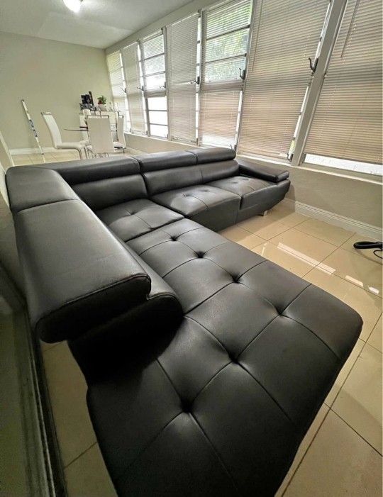 SECTIONAL COUCH 🆕️