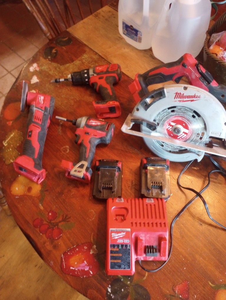 Milwaukee Saw,Drills,Multitool 2 Batteries Charger