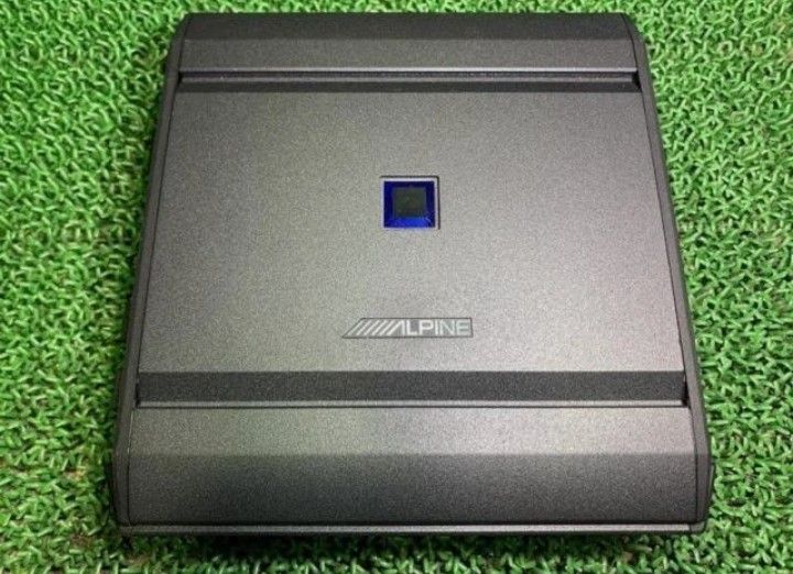 Alpine S-A60M S-Series mono subwoofer amplifier 600 watts RMS x 1 at 2 ohms with RUX-H01 Bass Knob