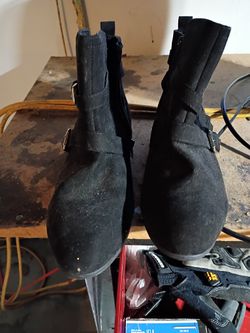 Brand new short boots size 9 never been worn my best friend got them for me never worm 8 bucks firm price pick up only black swade pick up only 865 El