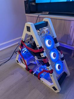 Custom gaming pc. Rx 9070xt, ryzen 5 7500x3d, 32gb ddr5, 850w gold psu, 1tb ssd, LCD liquid cooler
