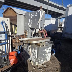 Metal sawing machine