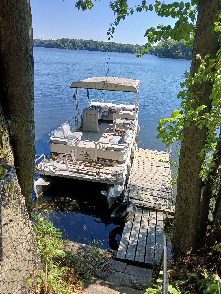24' Pontoon Boat