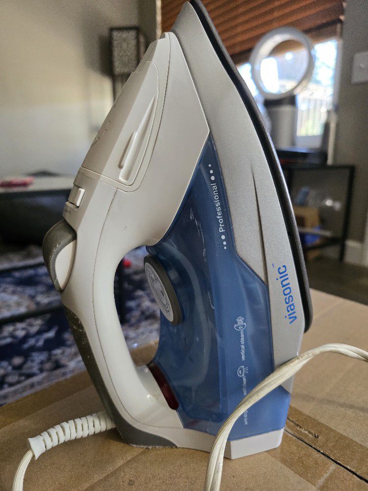 Steam Iron With Multiple Settings - Excellent Condition