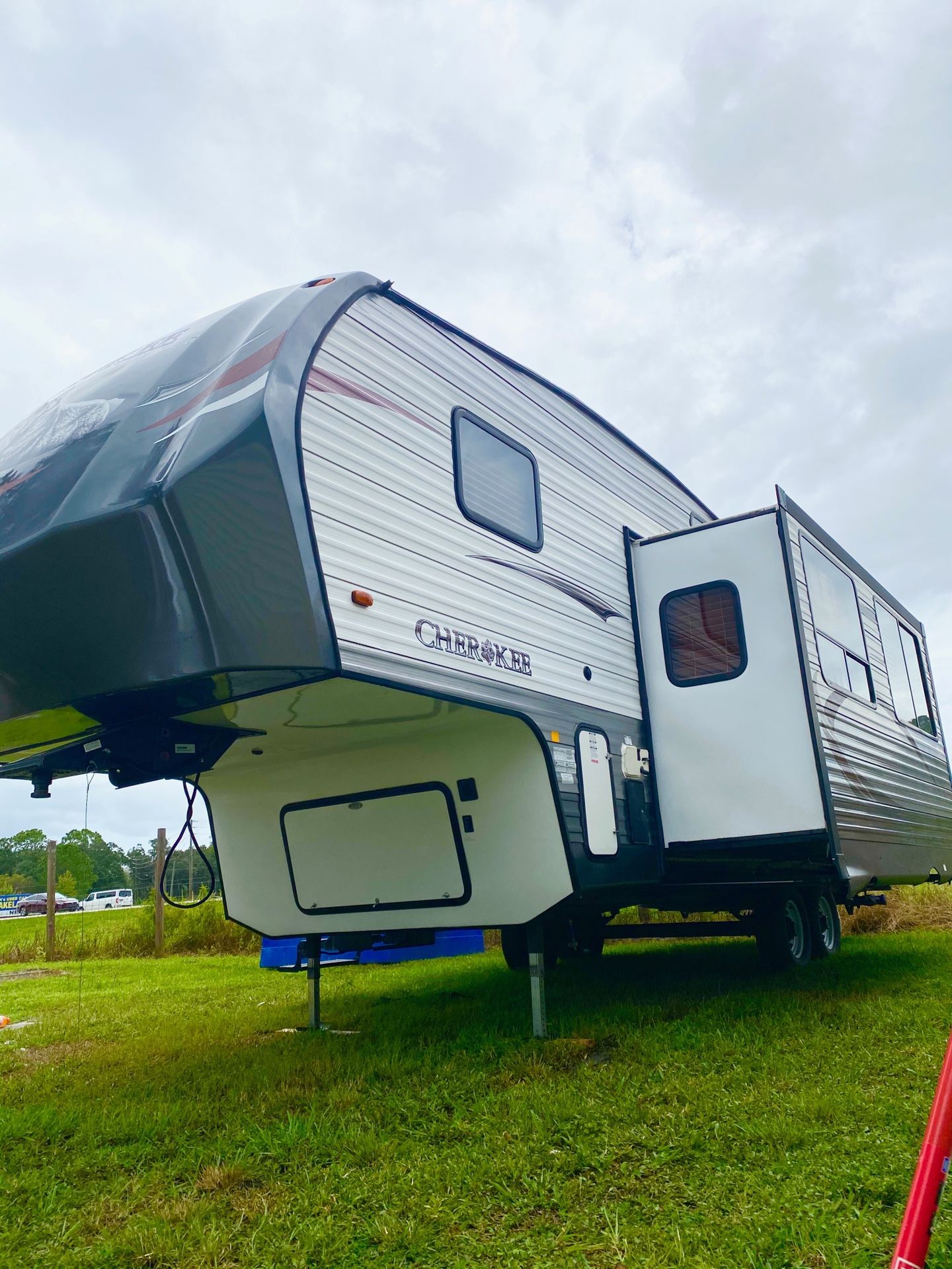 2014 forest river Cherokee fifth wheel 2 slides