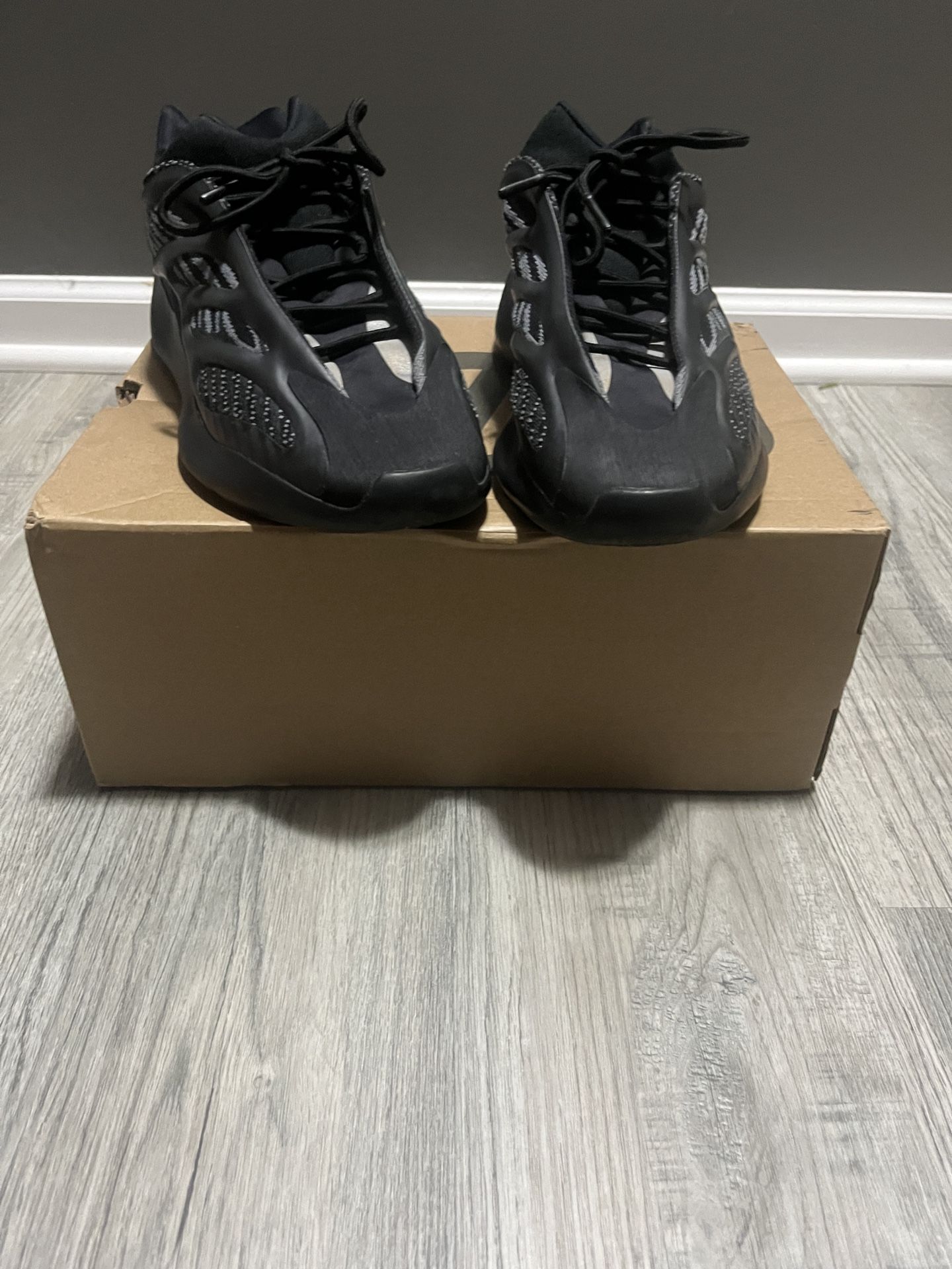 Adidas Yeezy 700 V3 Size 8.5