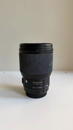 SIGMA 85mm f/1.4 camera lens