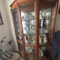 Glass Cabinet Whit lladro figurines