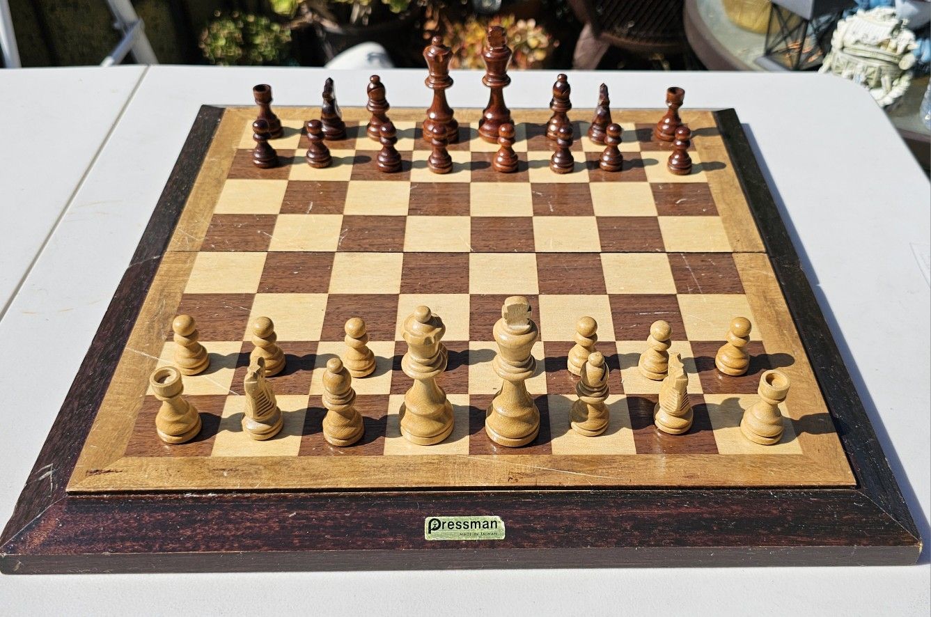 Vintage 1986 PRESSMAN TOURNAMENT CHESS SET. HAND CARVED SAUNTON WOOD WEIGHTED CHESSMEN with Felt bottoms KING IS 3 1/8" inches tall. Nice Condition!