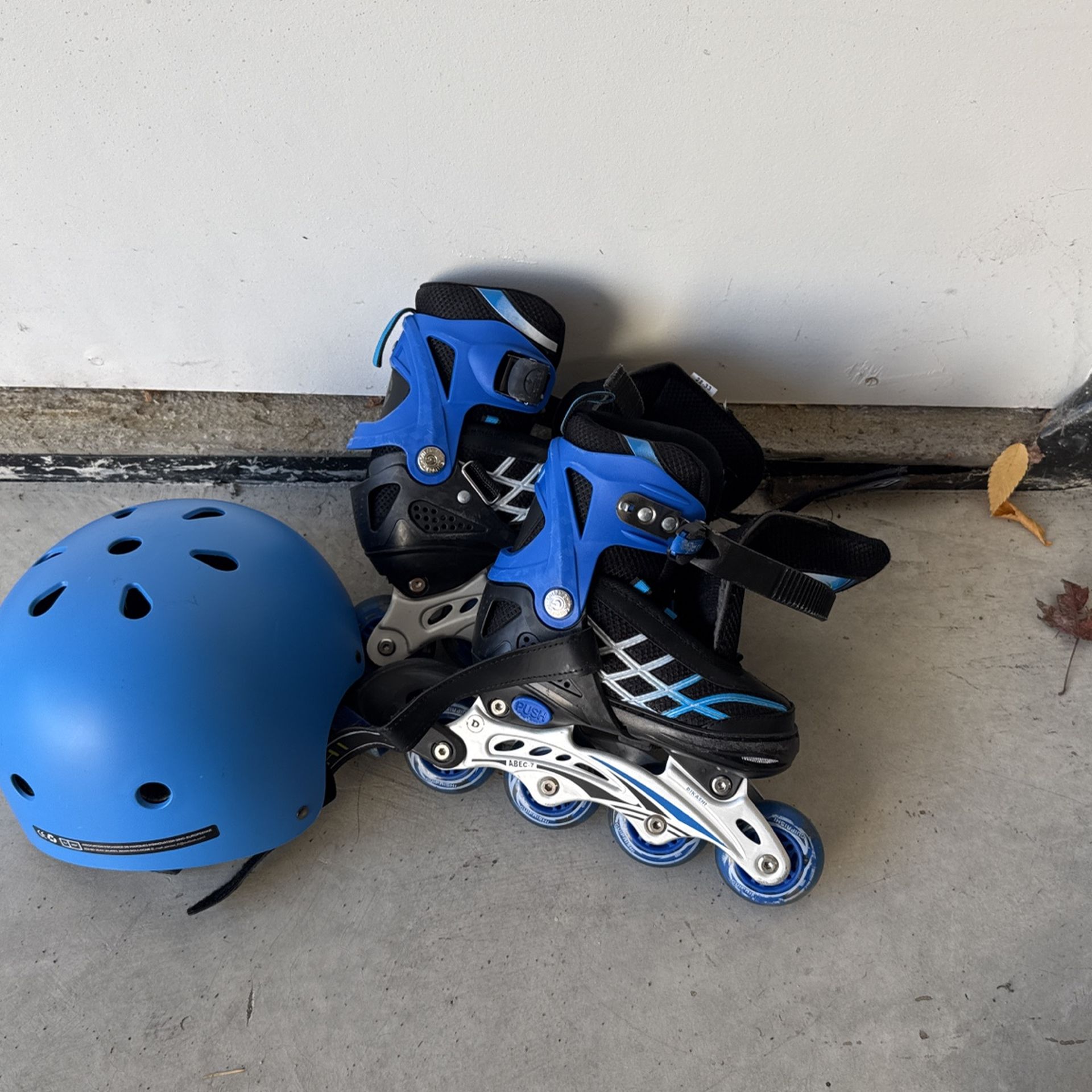 boys blades and helmet like new