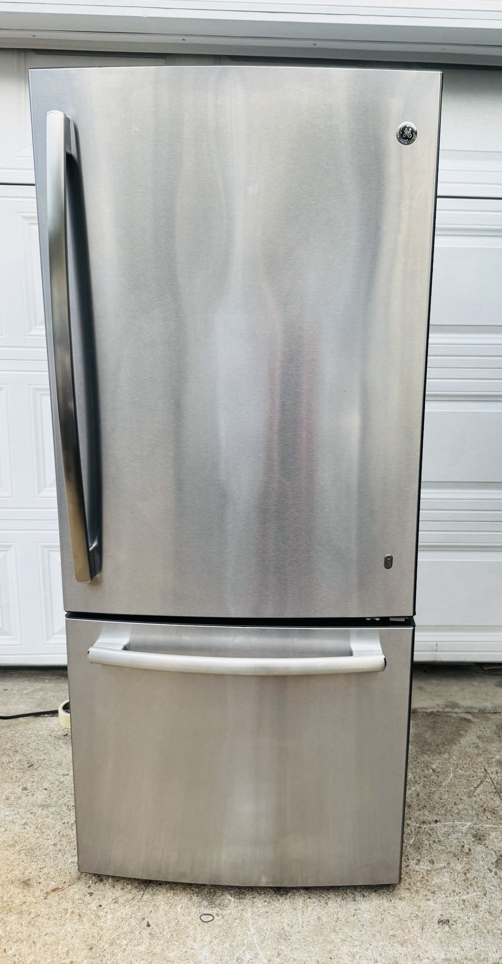 The new GE refrigerator has 21.0 cu. ft. of capacity with a bottom freezer.