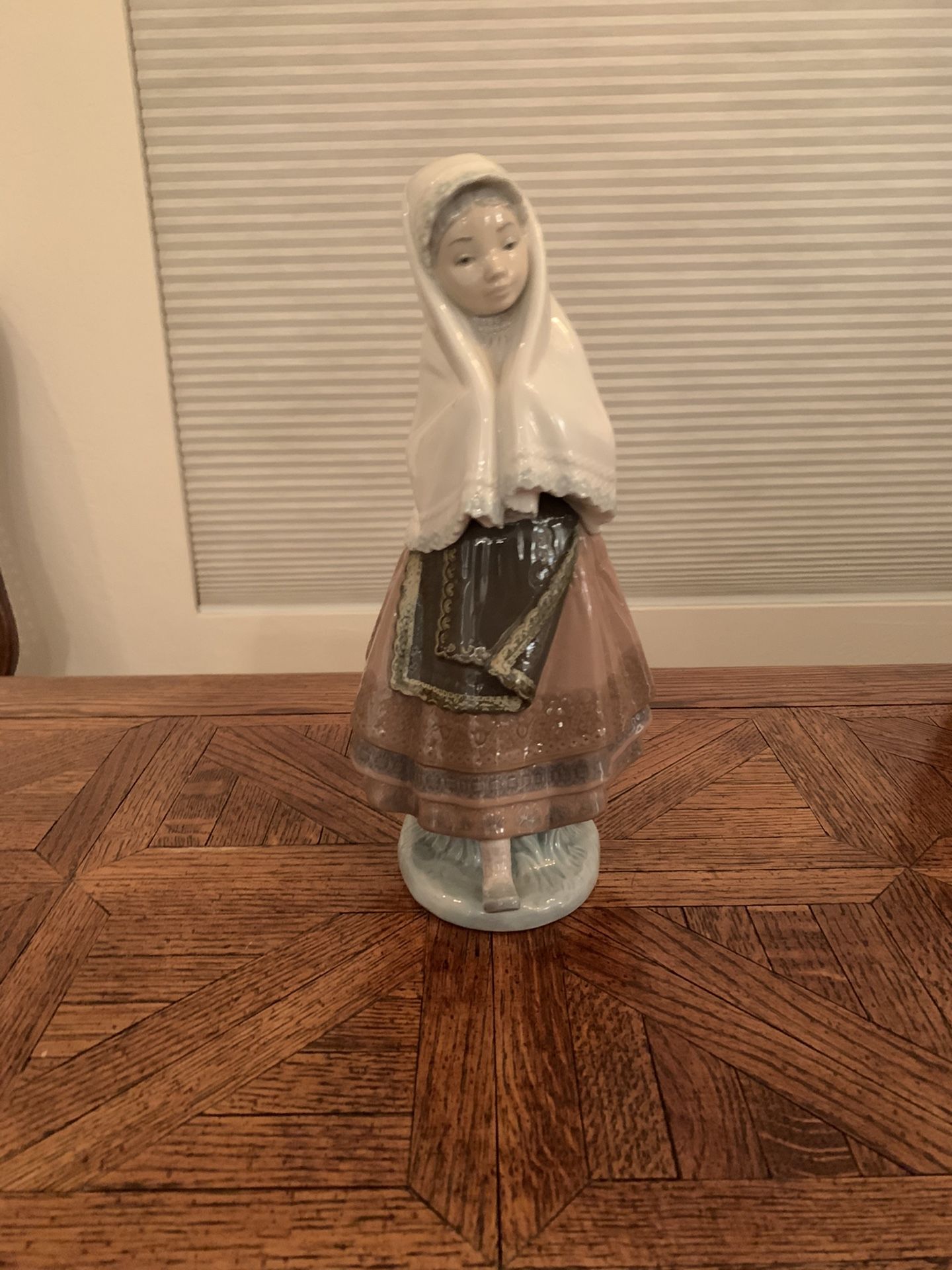 Lladro figurine: Girl with headscarf