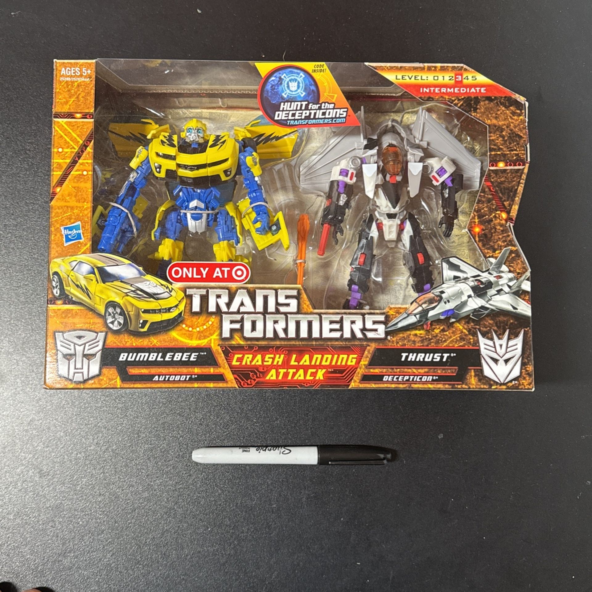 Hasbro 2010 - Transformers Crash Landing Attack - Thrust (Fighter Jet Mode) Vs - Bumblebee (Camaro Concept Mode) Target Exclusive 2010 (Autobot