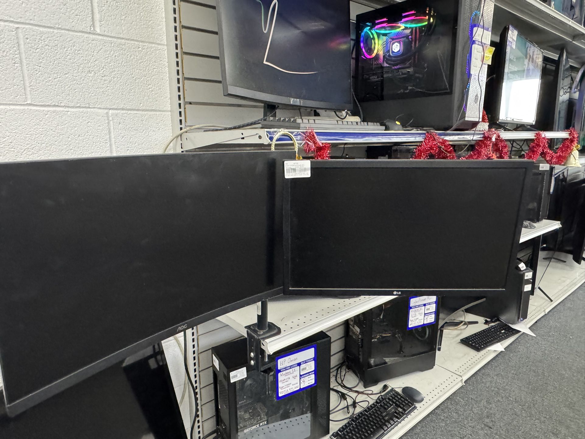 Both monitors with Pc and keyboard w mouse 