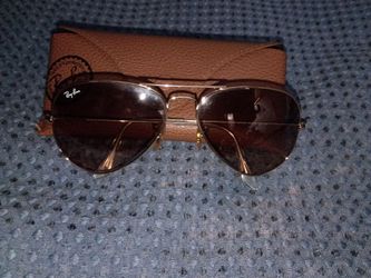 Ray-Ban RB3025 Aviator Large Metal sunglasses.