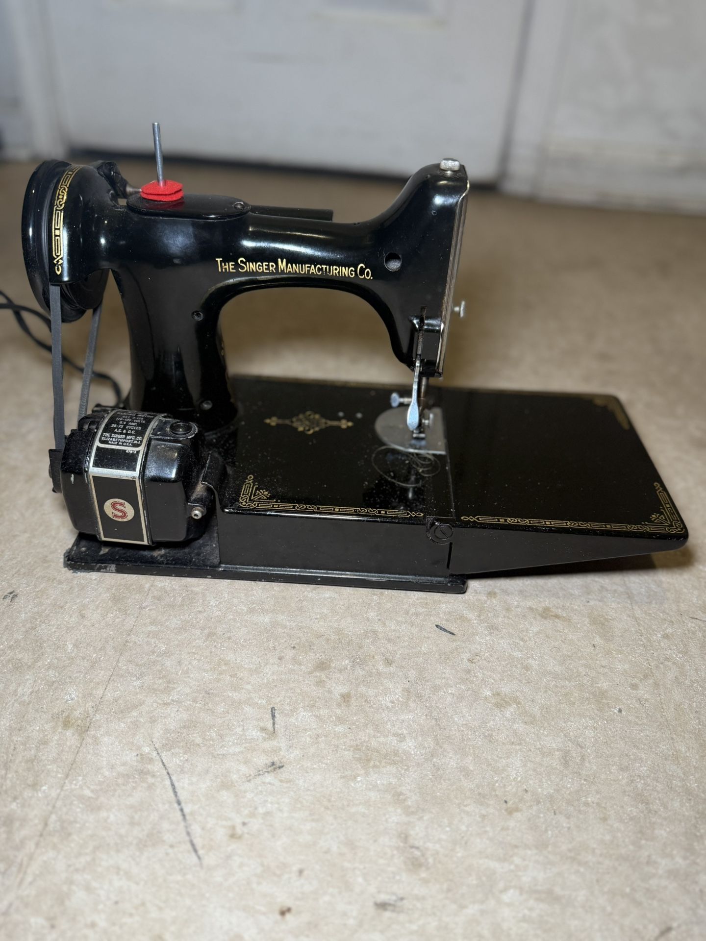 Vintage Singer Featherweight 221 Sewing Machine – Works Great – Made in USA 🇺🇸