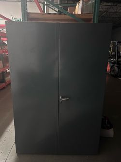 Heavy duty metal storage bin cabinet with bins and keys